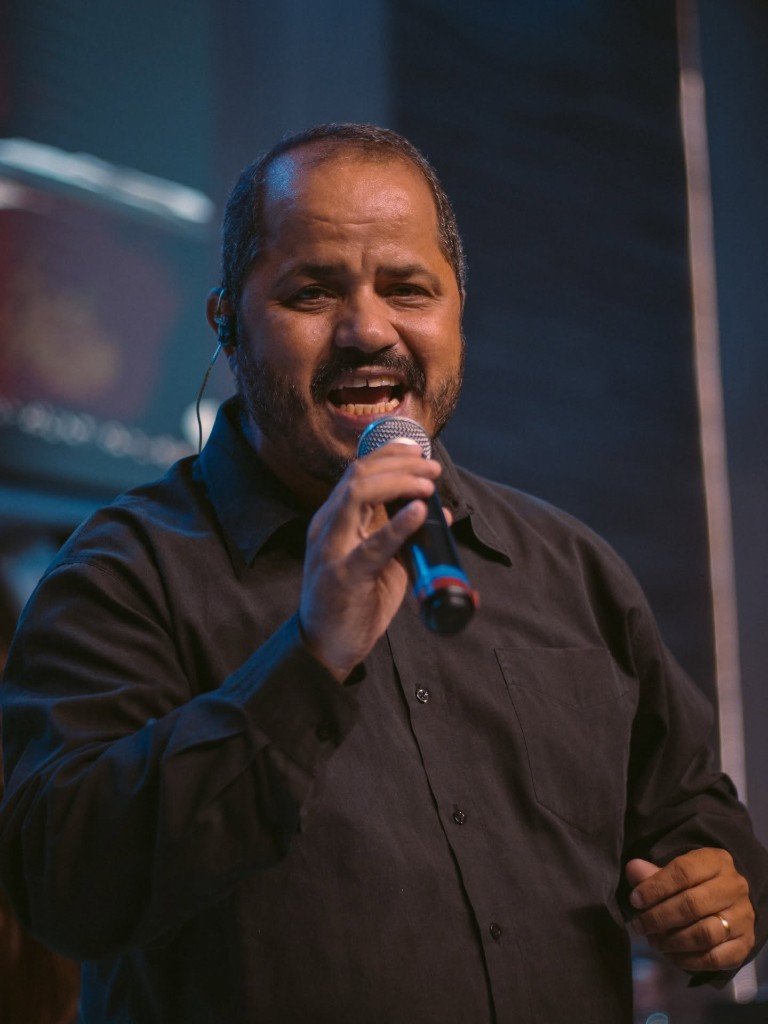 Momento de adoração no culto