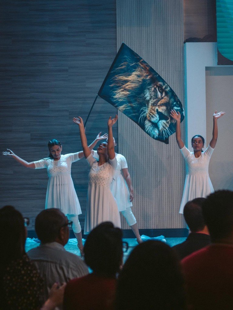 Adoração com dança no culto da 4ª IPR