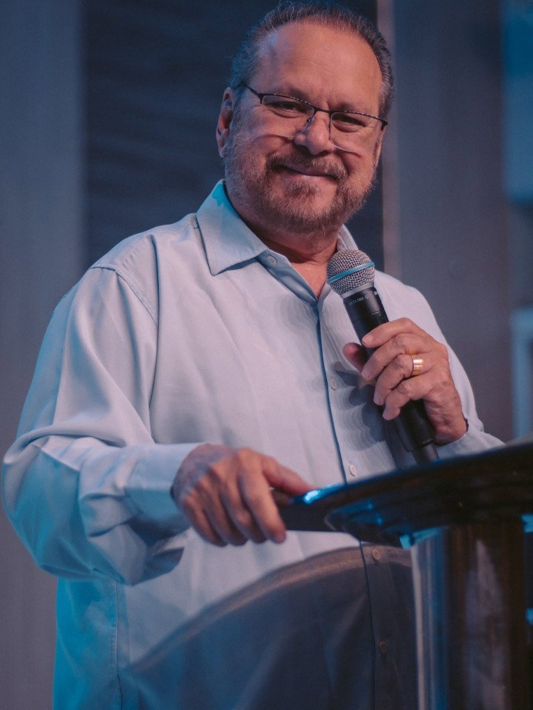 Pastor Edes Guimarães, pastor titular da 4ª IPR